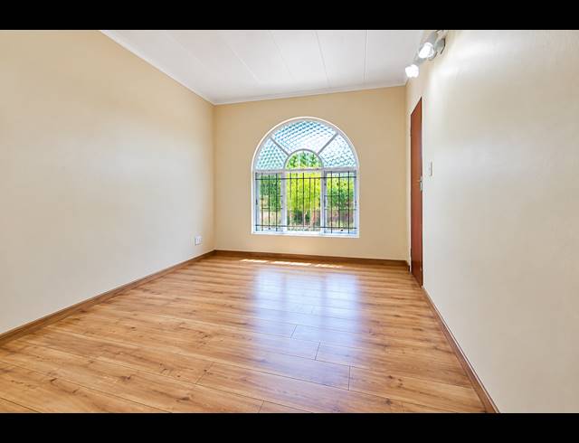 6 BEDROOM FREEHOLD FOR SALE IN ELOFFSDAL